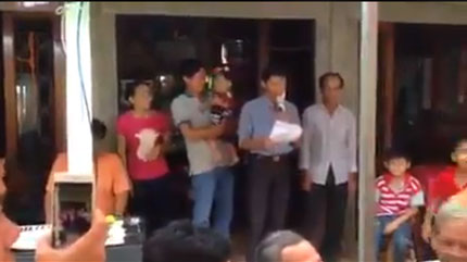 Clip lễ cai sữa cho con để trả mẹ lại cho bố ở Nghệ An khiến cư dân mạng cười điên đảo