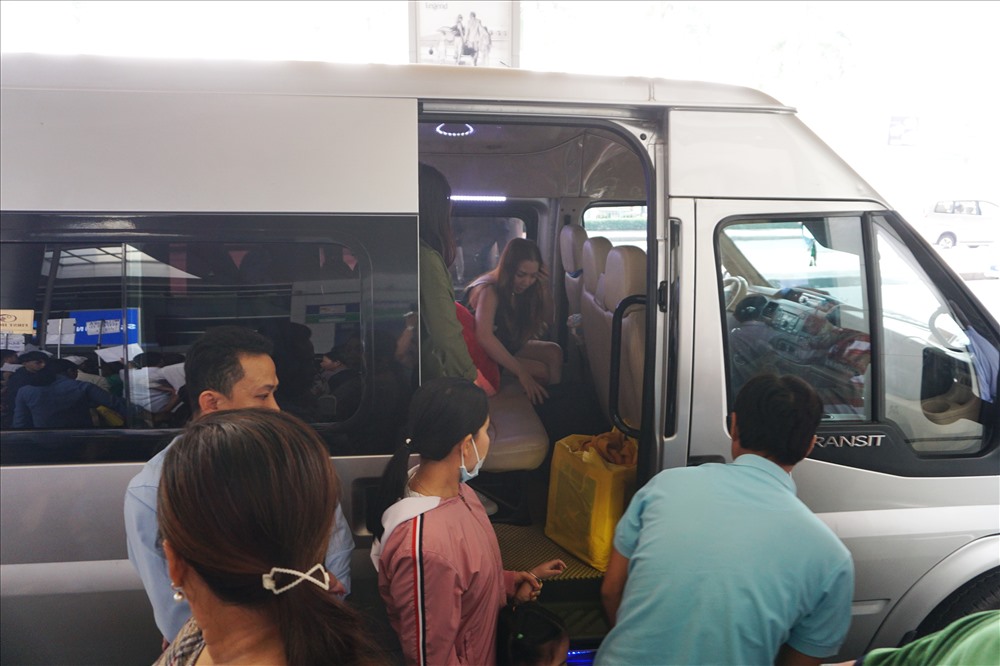 1 người về + 10 người đi đón = sân bay quá tải