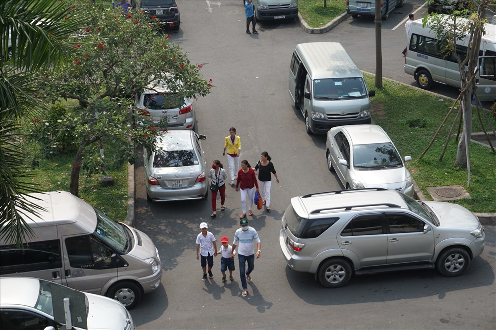 1 người về + 10 người đi đón = sân bay quá tải