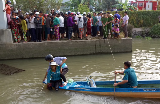 Hàng trăm người ứng cứu người đàn ông bị kẹt chân ở cống đang đóng