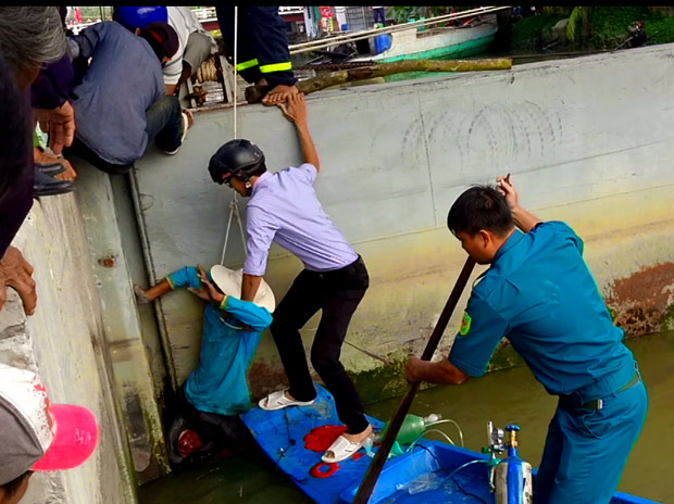 Hàng trăm người ứng cứu người đàn ông bị kẹt chân ở cống đang đóng