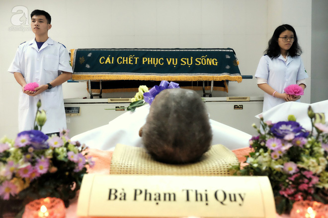 Hiến xác con trai cho y học cha mẹ bị miệng đời vu oan bán con để kiếm tiền