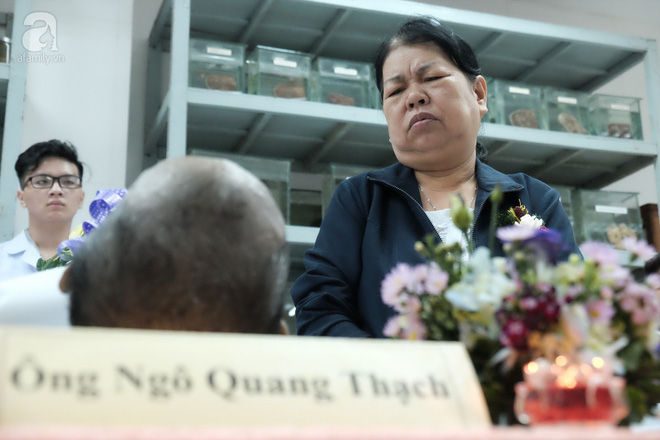 Hiến xác con trai cho y học cha mẹ bị miệng đời vu oan bán con để kiếm tiền