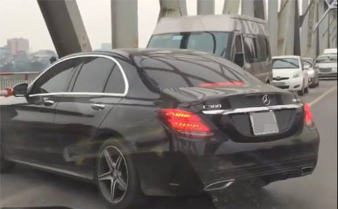 Tài xế nói lí do quay đầu xe Mercedes trên cầu Chương Dương