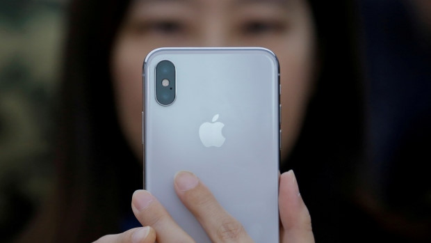 Apple mâu thuẫn trong cách phát ngôn vụ làm chậm iPhone