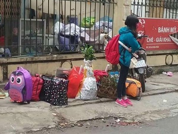 Con gái dù về quê ăn Tết hay đi đâu cũng đều ‘mang theo cả thế giới’