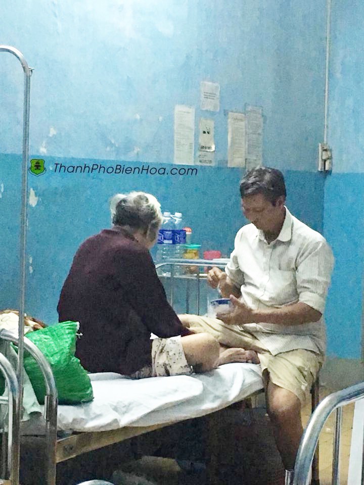 Đi bộ suốt 2km để mua cho mẹ một bát cháo gà - sự hiếu thảo của anh con trai khiến nhiều người rớt nước mắt