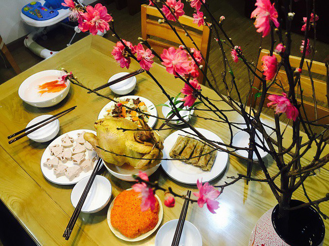 Chị em công sở rộn ràng khoe mâm cơm cúng ông Công ông Táo đẹp mắt
