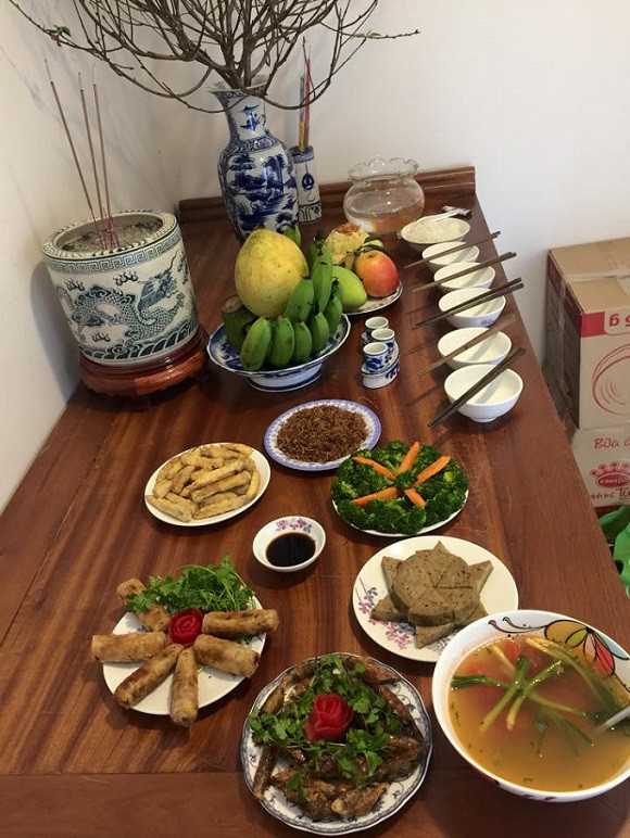 Chị em công sở rộn ràng khoe mâm cơm cúng ông Công ông Táo đẹp mắt