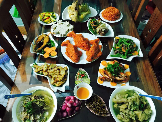 Chị em công sở rộn ràng khoe mâm cơm cúng ông Công ông Táo đẹp mắt