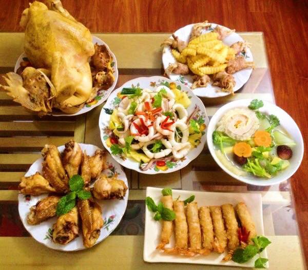 Chị em công sở rộn ràng khoe mâm cơm cúng ông Công ông Táo đẹp mắt