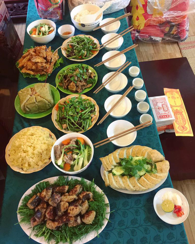 Chị em công sở rộn ràng khoe mâm cơm cúng ông Công ông Táo đẹp mắt