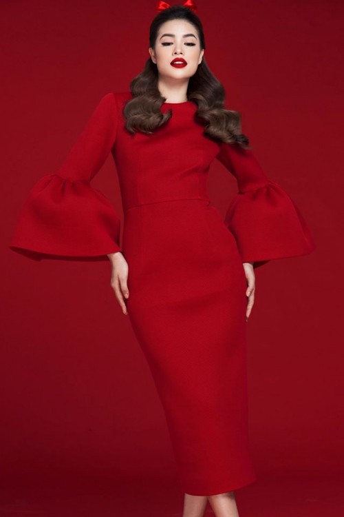 Lâu lắm rồi mới thấy Hoàng Thùy vẫn đẹp dù đụng hàng với 3 nàng Hậu