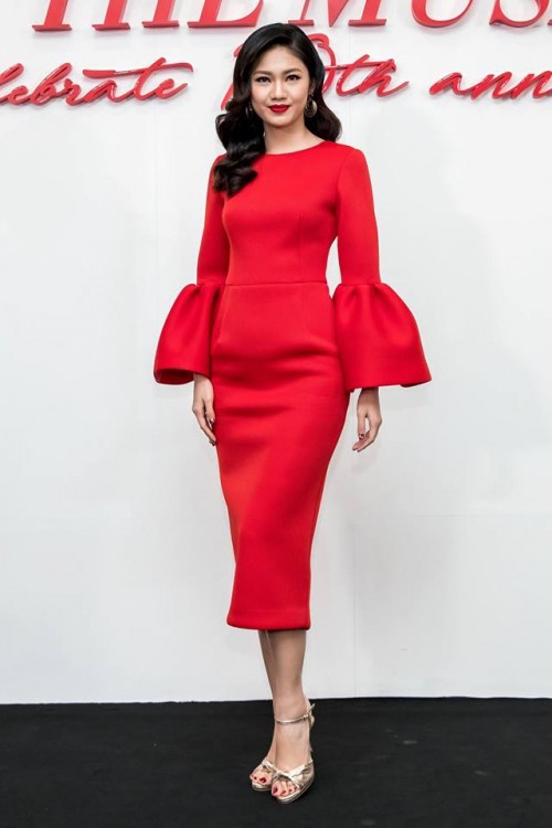 Lâu lắm rồi mới thấy Hoàng Thùy vẫn đẹp dù đụng hàng với 3 nàng Hậu