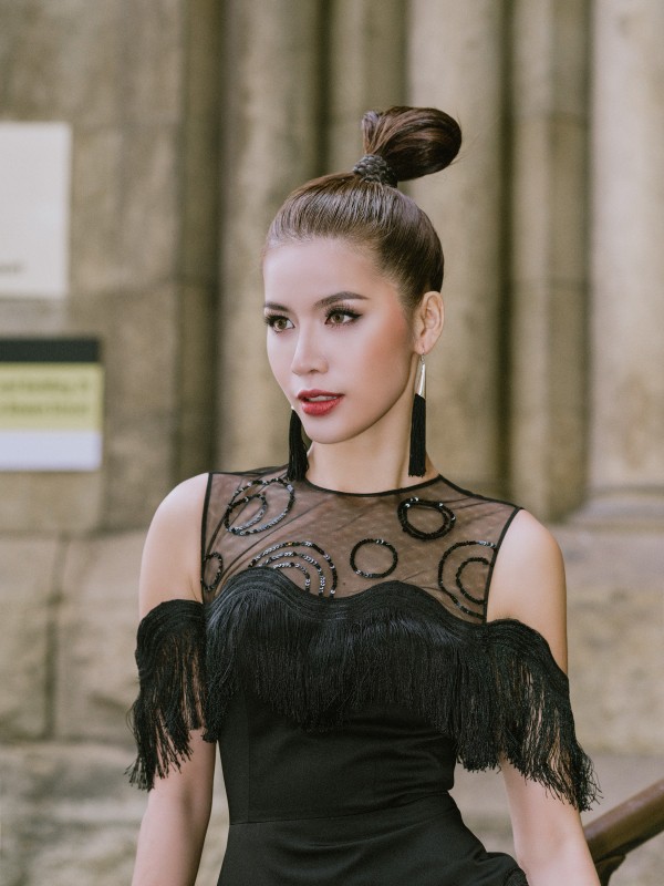 Diện váy xuyên thấu, Minh Tú khoe vẻ gợi cảm trên đường phố Australia