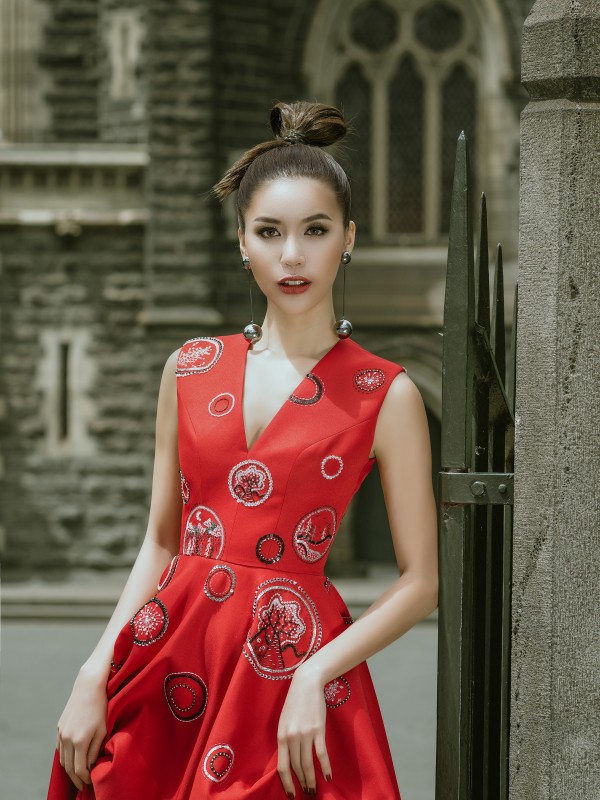 Diện váy xuyên thấu, Minh Tú khoe vẻ gợi cảm trên đường phố Australia