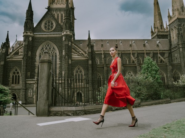 Diện váy xuyên thấu, Minh Tú khoe vẻ gợi cảm trên đường phố Australia