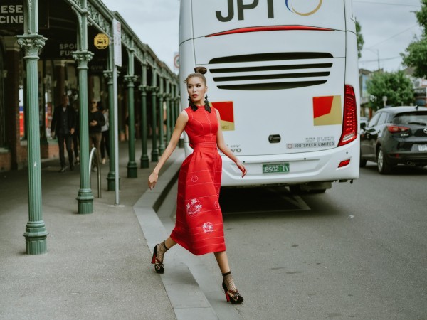 Diện váy xuyên thấu, Minh Tú khoe vẻ gợi cảm trên đường phố Australia