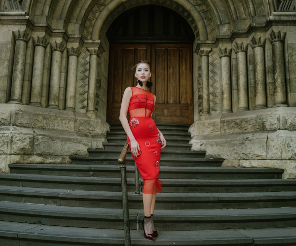 Diện váy xuyên thấu, Minh Tú khoe vẻ gợi cảm trên đường phố Australia