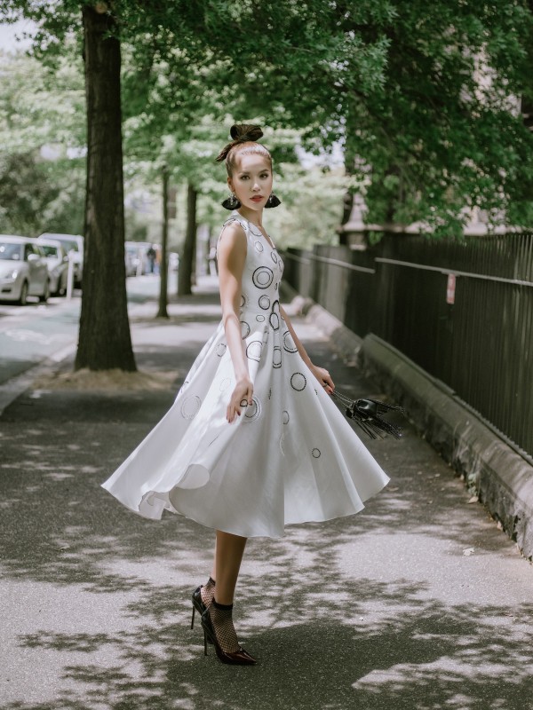 Diện váy xuyên thấu, Minh Tú khoe vẻ gợi cảm trên đường phố Australia