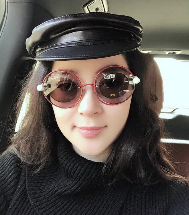 Cận gương mặt bị chê nhọn xuyên thủng giấy HH Nguyễn Thị Huyền