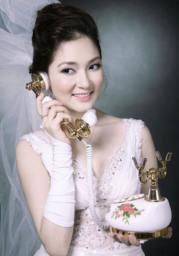 Cận gương mặt bị chê nhọn xuyên thủng giấy HH Nguyễn Thị Huyền Cận gương mặt bị chê nhọn xuyên thủng giấy HH Nguyễn Thị Huyền