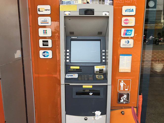Rút ATM sắm Tết: Bị nuốt thẻ, không nhận được tiền nhưng tài khoản bị trừ
