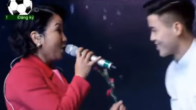 Fan hâm mộ phát cuồng trước hành động của các cầu thủ U23 dành cho diva Mỹ Linh Fan hâm mộ phát cuồng trước hành động của các cầu thủ U23 dành cho diva Mỹ Linh