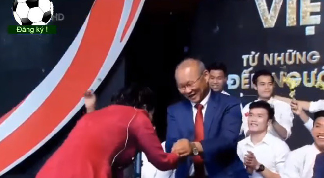 Fan hâm mộ phát cuồng trước hành động của các cầu thủ U23 dành cho diva Mỹ Linh