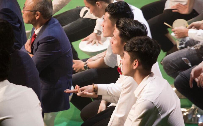 Fan hâm mộ phát cuồng trước hành động của các cầu thủ U23 dành cho diva Mỹ Linh Fan hâm mộ phát cuồng trước hành động của các cầu thủ U23 dành cho diva Mỹ Linh
