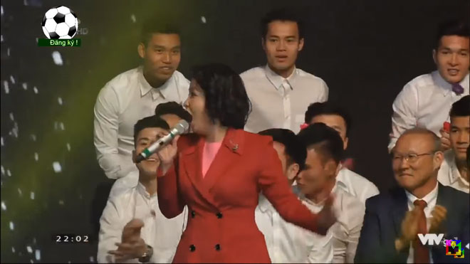 Fan hâm mộ phát cuồng trước hành động của các cầu thủ U23 dành cho diva Mỹ Linh Fan hâm mộ phát cuồng trước hành động của các cầu thủ U23 dành cho diva Mỹ Linh