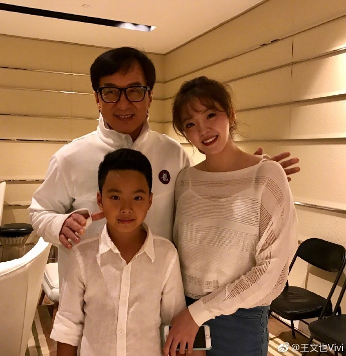 Tiểu thư 9X sở hữu tài sản kếch xù, được sao Trung Quốc nể trọng