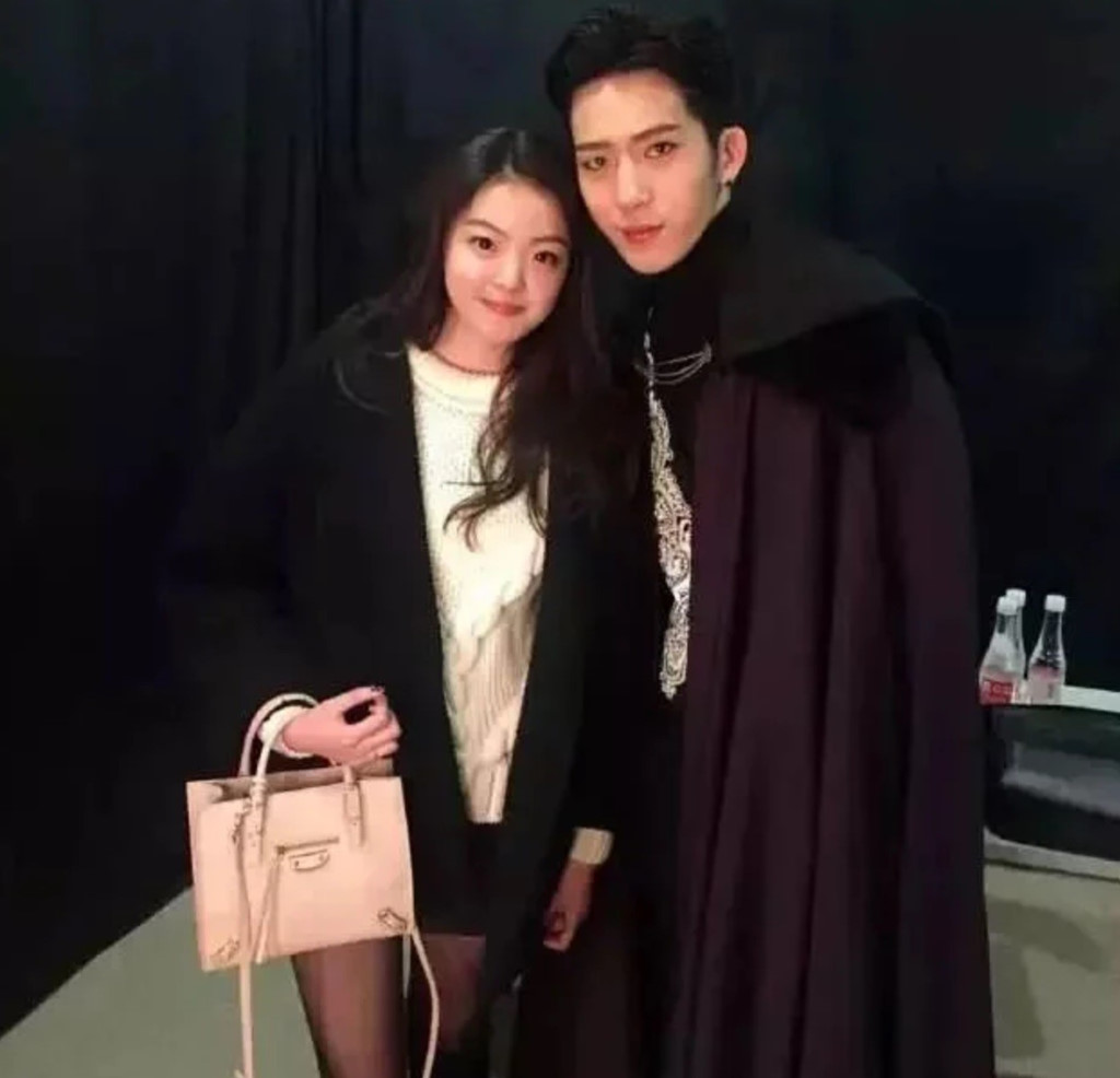 Tiểu thư 9X sở hữu tài sản kếch xù, được sao Trung Quốc nể trọng