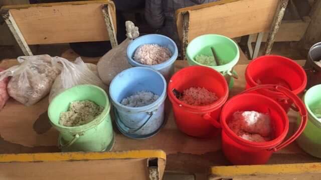 Clip: Nhói lòng bữa trưa chỉ có cơm trắng đựng trong túi bóng giữa ngày lạnh giá của các em học sinh Điện Biên