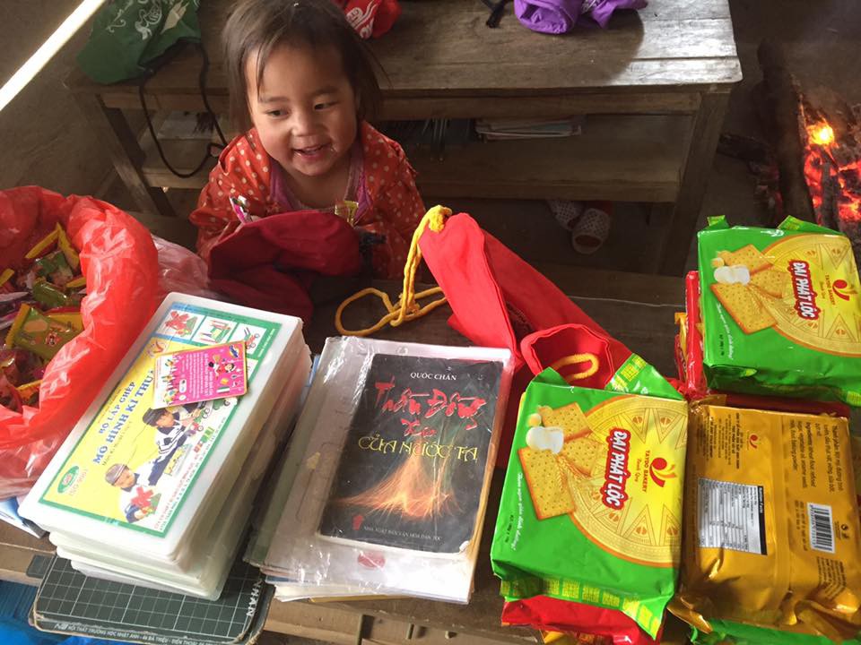 Clip: Nhói lòng bữa trưa chỉ có cơm trắng đựng trong túi bóng giữa ngày lạnh giá của các em học sinh Điện Biên