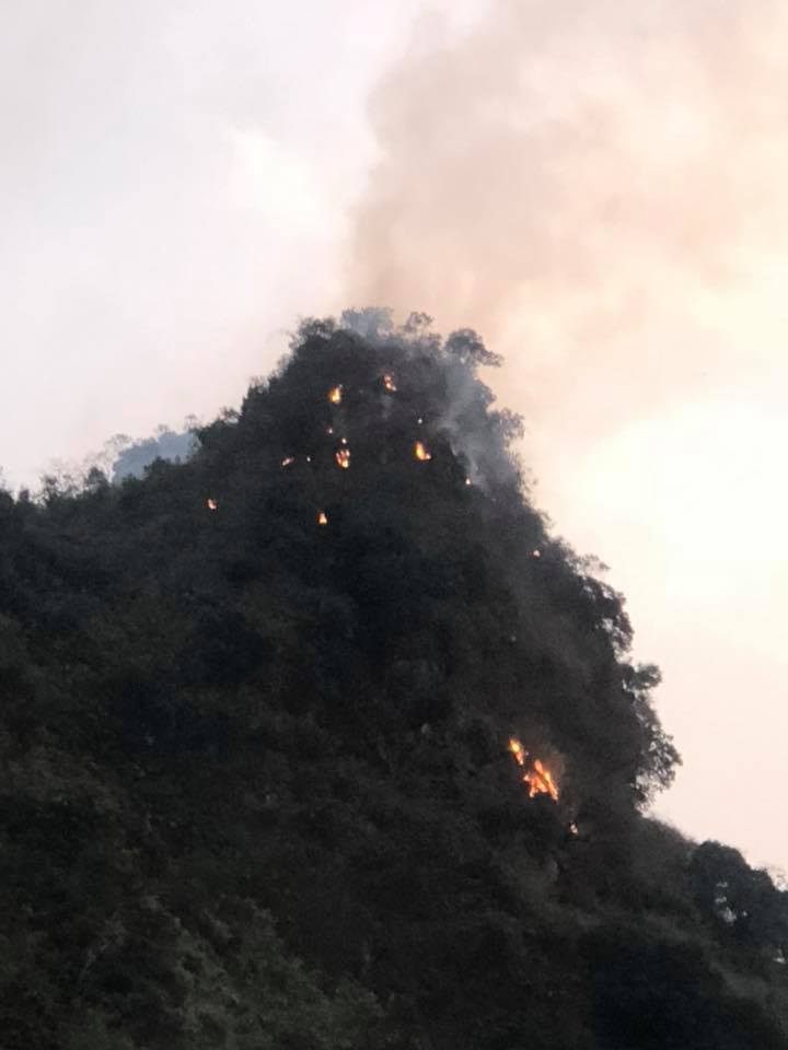 Hai cánh rừng ở TP.Hạ Long đang bốc cháy dữ dội