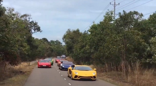 Clip: Dàn siêu xe đẳng cấp nối đuôi nhau chạy trên đường phố Việt Nam khiến nhiều người cứ ngỡ đang ở Dubai
