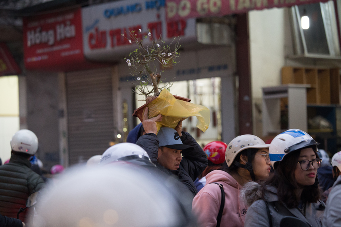 Gần Tết, xe nhích từng cm trên phố ở Hà Nội