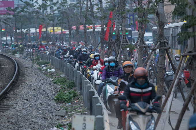 Gần Tết, xe nhích từng cm trên phố ở Hà Nội