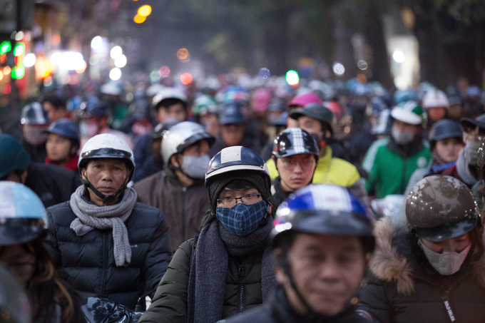 Gần Tết, xe nhích từng cm trên phố ở Hà Nội