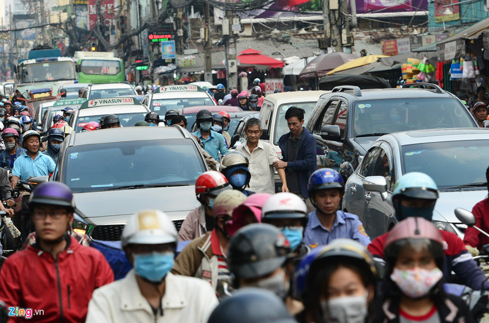 Kẹt xe khắp Sài Gòn ngày cận Tết