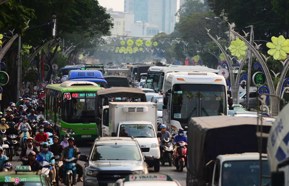 Kẹt xe khắp Sài Gòn ngày cận Tết