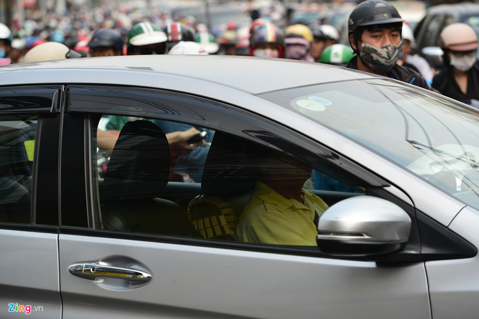 Kẹt xe khắp Sài Gòn ngày cận Tết