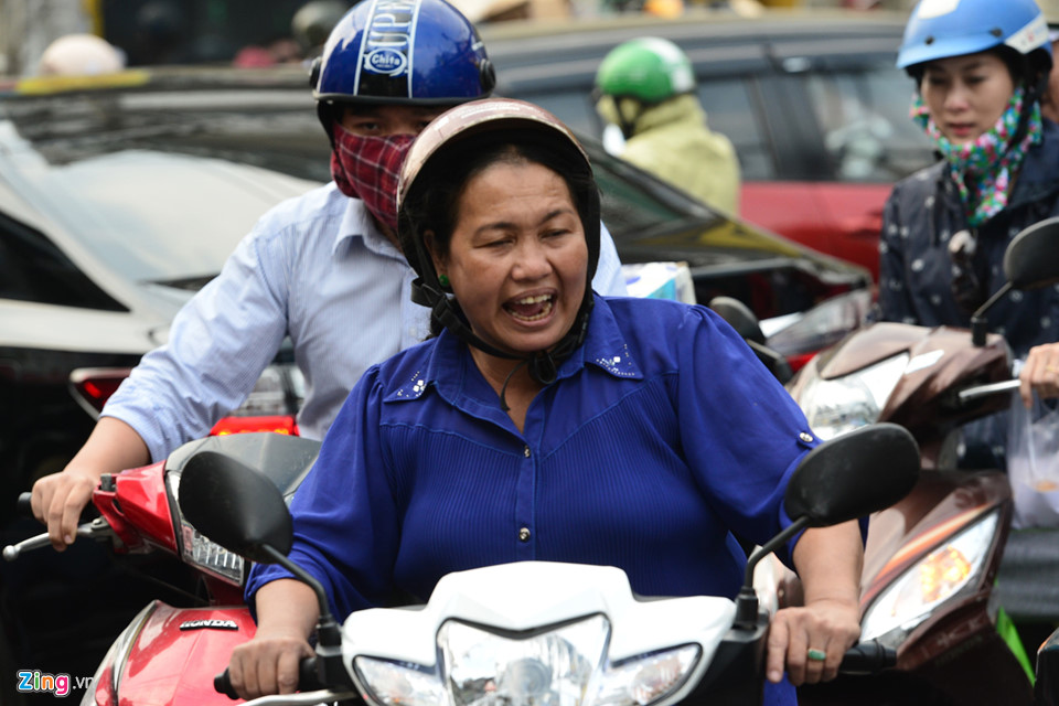 Kẹt xe khắp Sài Gòn ngày cận Tết