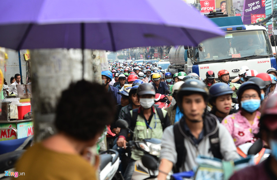 Kẹt xe khắp Sài Gòn ngày cận Tết