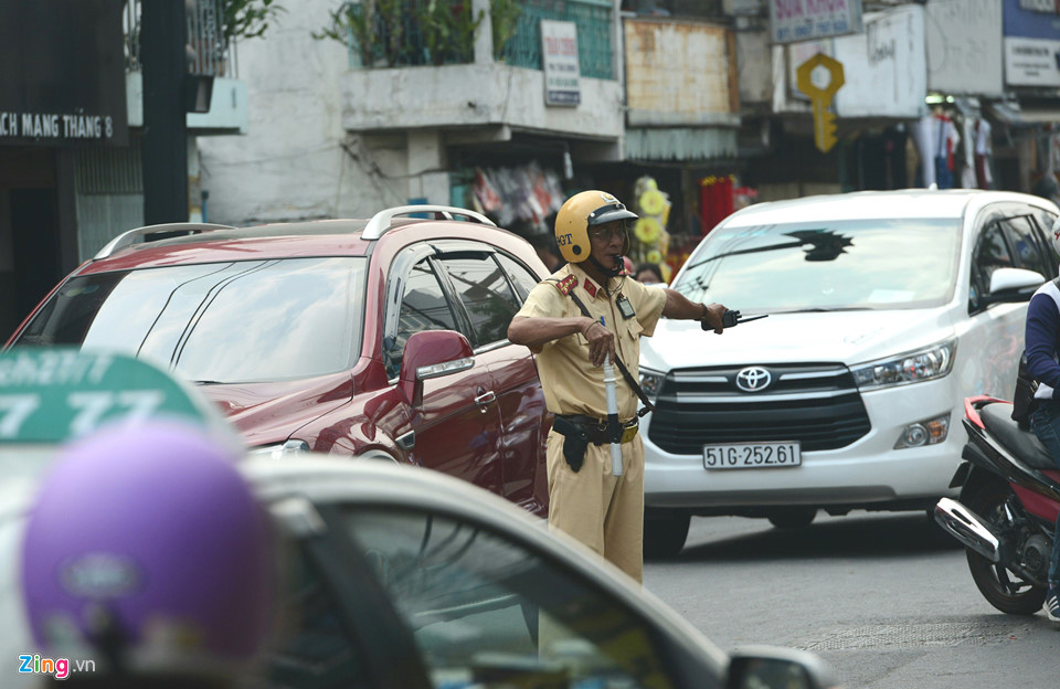 Kẹt xe khắp Sài Gòn ngày cận Tết