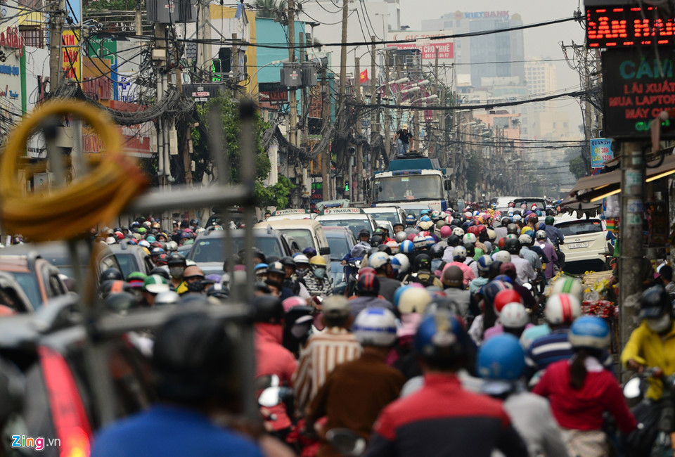 Kẹt xe khắp Sài Gòn ngày cận Tết