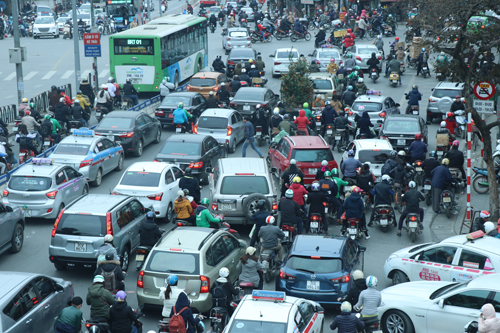 Nhiều tuyến phố Thủ đô tê liệt vì ùn tắc, xe buýt bỏ chuyến