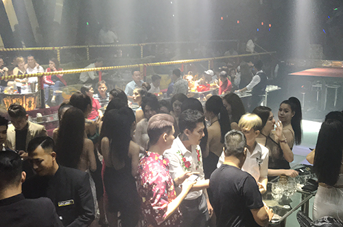 Cảnh sát phong toả hai quán bar, ngăn dân chơi Sài Gòn ném ma tuý
