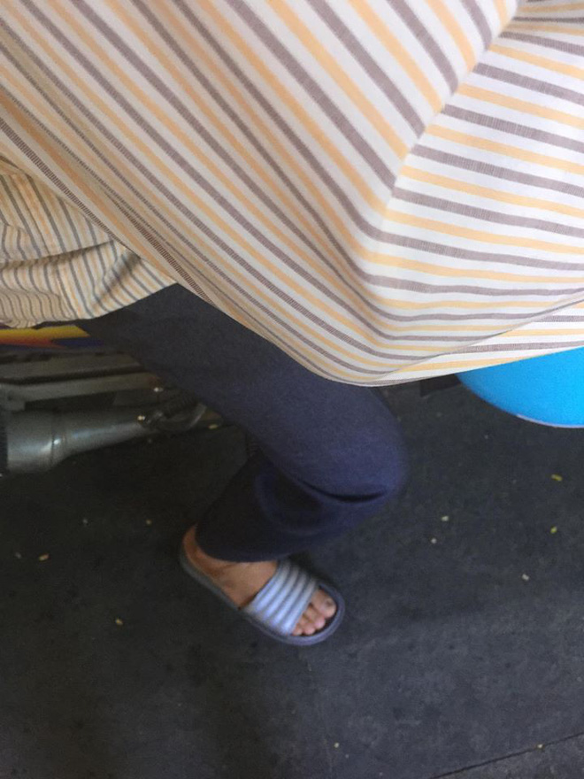 Bắt gặp chú xe ôm Sài Gòn đi chân trần hôm 23 Tết, vị khách nữ đã có có hành động bất ngờ khiến dân mạng dậy sóng